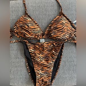 Kendall and Kylie Bikini